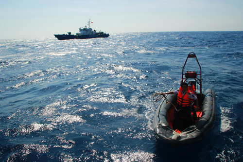 Xuồng cao tốc của lực lượng CSB VN thực hiện nhiệm vụ trên biển Hoàng Sa