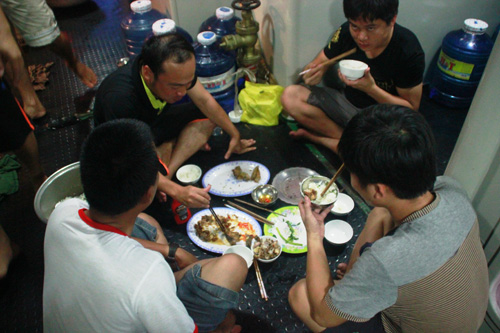Bữa cơm đạm bạc nhưng ấm áp của các chiến sĩ CSB
