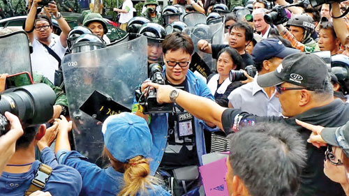Người biểu tình đối đầu với quân đội  - Ảnh: Minh Quang