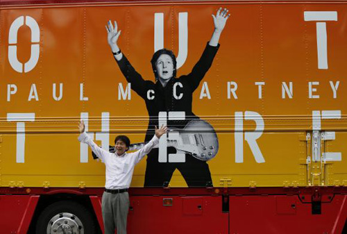Một fan Nhật bắt chước tạo dáng của MacCartney trên quảng cáo tour lưu diễn Out There tại Nhật Bản tháng 5.2014 - Ảnh: Reuters