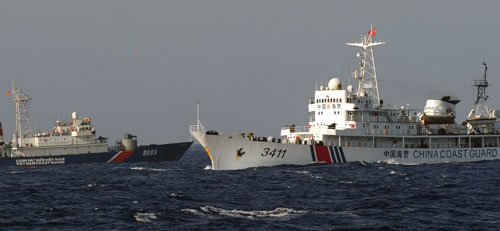 Tàu hải cảnh Trung Quốc (phải) cản đường một tàu cảnh sát biển Việt Nam tại khu vực gần giàn khoan Hải Dương-981 	Ảnh: AFP 