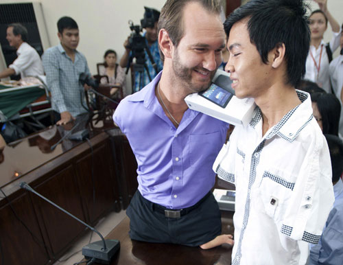 Nick Vujicic tặng máy tính bảng cho người khuyết tật VN -  Ảnh: P.HẬU