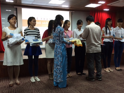 Quang cảnh trao giải tại cuộc thi Bình sách mùa xuân