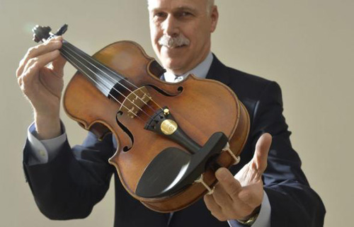 Chuyên gia nhạc cụ Kerry Keane của nhà đấu giá Christie's với cây violon Kreutzer Stradivarius tại London vào ngày 9.5.2014 - Ảnh: Reuters