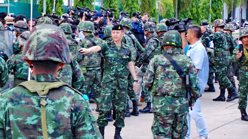Quân đội Thái Lan kiểm soát khu vực tác nghiệp của báo giới - Ảnh: Minh Quang