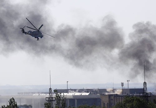 Một chiếc trực thăng của quân đội Ukraine tấn công nhà ga chính tại sân bay Donetsk - Ảnh: AFP