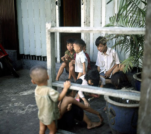 Trẻ em miền Nam ngày xưa chơi ô ăn quan - Ảnh tư liệu của Henk Hilterman