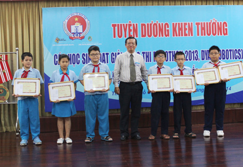 Tuyên dương học sinh đạt giải thưởng Robotics quốc tế
