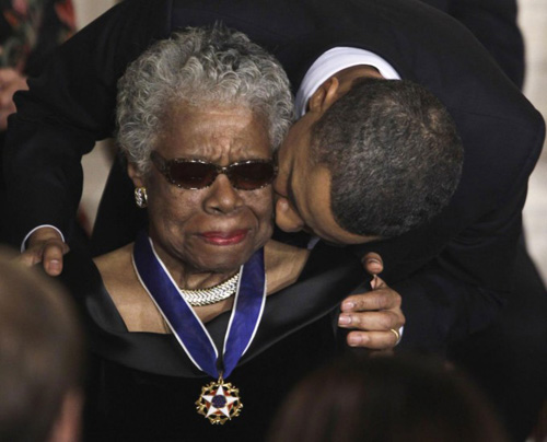 Tổng thống Barack Obama trao huân chương Presidential Medal of Freedom và ôm hôn tỏ lòng tôn vinh bà Maya Angelou tại Nhà Trắng (Washington, Mỹ) vào ngày 15.2.2011 - Ảnh: Reuters