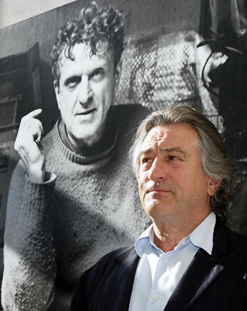 Robert De Niro trước tấm poster của bố mình, ông Robert De Niro Sr - Ảnh: AFP