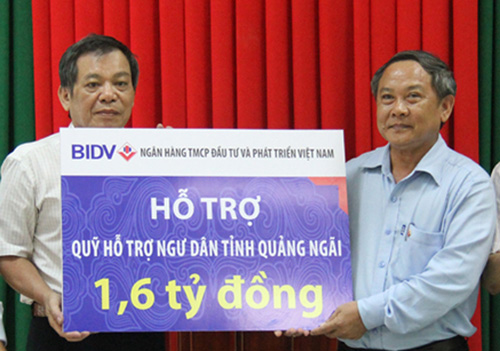 Đại diện lãnh đạo BIDV chi nhánh Quảng Ngãi trao 1,6 tỉ đồng giúp ngư dân Quảng Ngãi vươn khơi bám biển