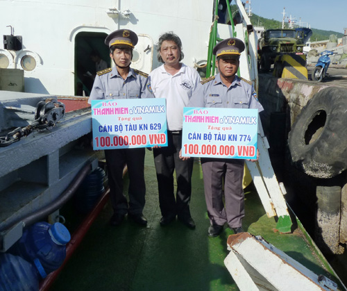 Đại diện Báo Thanh Niên trao tiền hỗ trợ cho hai tàu tại mạn trái của tàu KN 629 bị đâm toạc