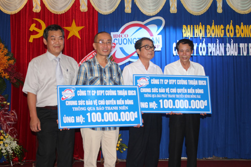 Đại diện Báo Thanh Niên (thứ hai từ trái qua) nhận tiền ủng hộ từ Công ty CP đầu tư phát triển Cường Thuận IDICO