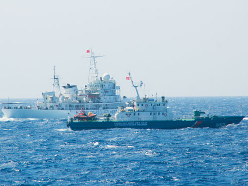 Tường thuật của PV Thanh Niên từ Hoàng Sa: Cảnh sát biển VN áp sát giàn khoan Trung Quốc