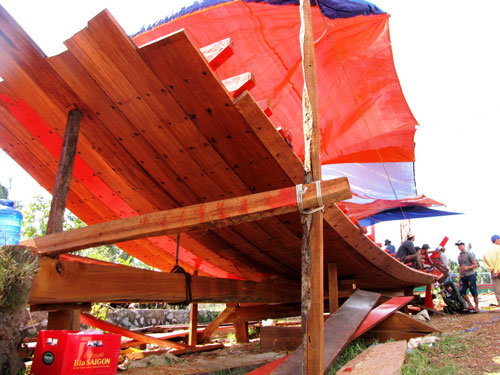 Ngư dân Quảng Bình đóng tàu lớn để đi Hoàng Sa