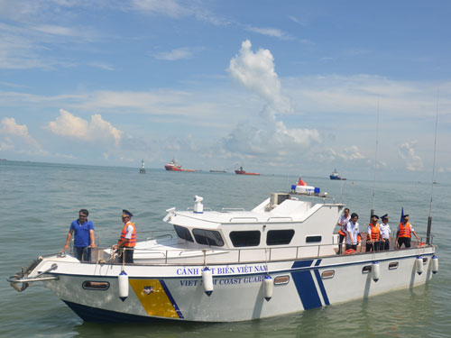 Cảnh sát biển tiếp nhận xuồng tuần tra cao tốc