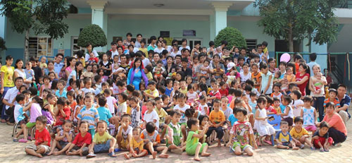 Xây dựng nhà ở và trường học cho trẻ em nghèo