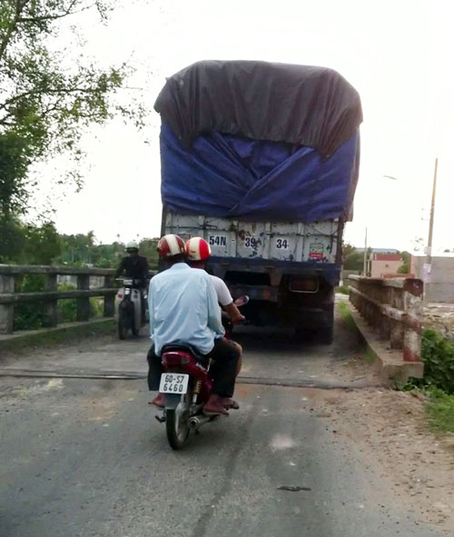 Xe quá tải né trạm cân 'cày xới' hương lộ