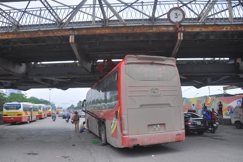 xe khách mắc kẹt dưới cầu Long Biên