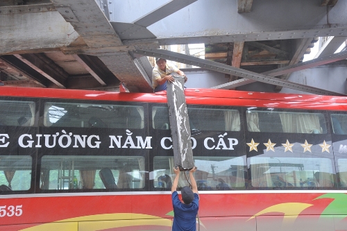 xe khách mắc kẹt dưới cầu Long Biên