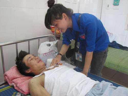 Sinh viên tình nguyện chăm sóc công nhân Trung Quốc bị thương 