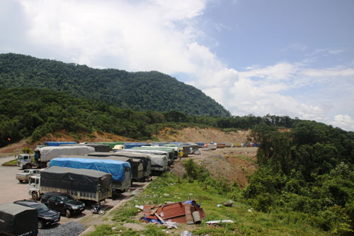 Hàng trăm xe gỗ quá tải “mắc kẹt” tại cửa khẩu La Lay 2