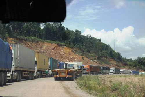 Hàng trăm xe gỗ quá tải “mắc kẹt” tại cửa khẩu La Lay 3