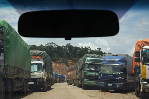 Hàng trăm xe gỗ quá tải “mắc kẹt” tại cửa khẩu La Lay 4