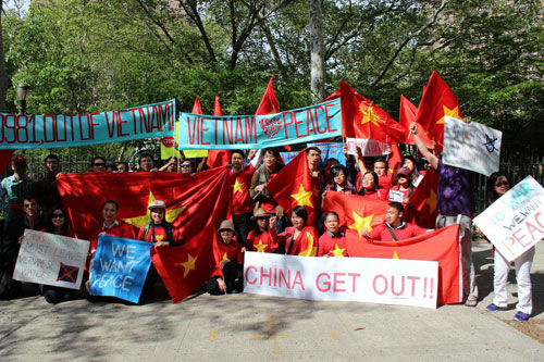 Thanh niên sinh viên Việt Nam biểu tình phản đối Trung Quốc ở New York, Washington DC 2