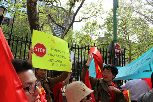 Thanh niên sinh viên Việt Nam biểu tình phản đối Trung Quốc ở New York, Washington DC 3