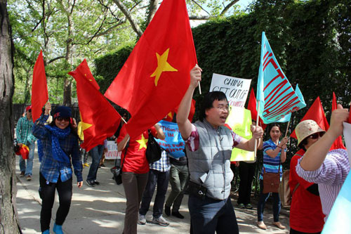 Thanh niên sinh viên Việt Nam biểu tình phản đối Trung Quốc ở New York, Washington DC 4
