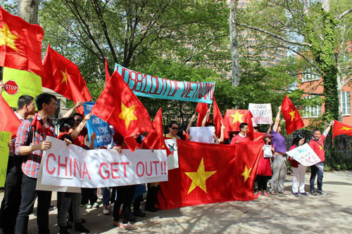 Thanh niên sinh viên Việt Nam biểu tình phản đối Trung Quốc ở New York, Washington DC 5