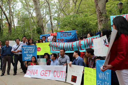 Thanh niên sinh viên Việt Nam biểu tình phản đối Trung Quốc ở New York, Washington DC 6