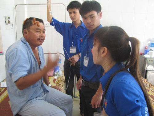 Sinh viên tình nguyện chăm sóc công nhân Trung Quốc 4