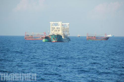 Cận cảnh tàu TQ rượt đuổi tàu cảnh sát biển VN 12