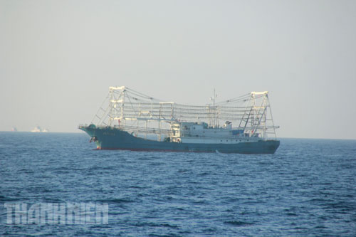 Cận cảnh tàu TQ rượt đuổi tàu cảnh sát biển VN 13