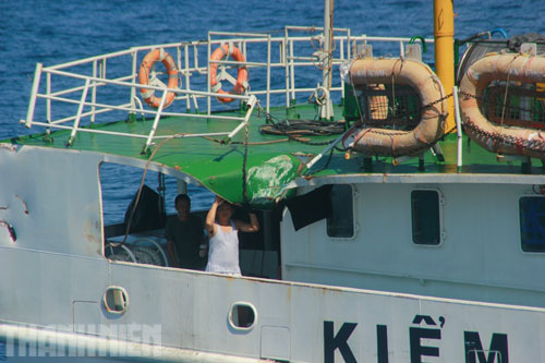 Cận cảnh tàu TQ rượt đuổi tàu cảnh sát biển VN 18