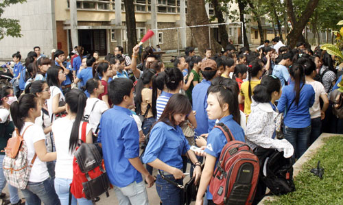 Hàng ngàn sinh viên sư phạm Huế phản đối hành động của Trung Quốc 4