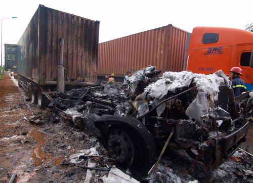 Xe container bị bốc cháy dự dôi trên quốc lộ 1A 1