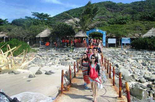 Đông đảo du khách đổ về Nha Trang nghỉ lễ 2