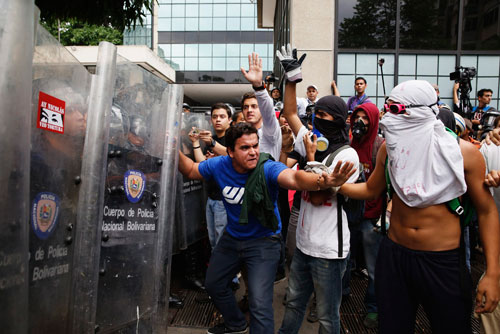 Sinh viên Venezuela bạo loạn