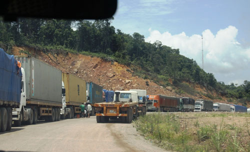Vụ hàng trăm xe gỗ quá tải mắc kẹt ở La Lay: Vẫn chưa thể đặt trạm cân