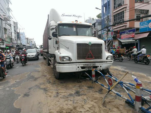 Container chở dầu mất lái “cày nát” dải phân cách 2