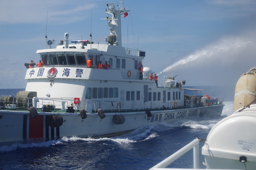 Tàu Trung Quốc dùng vòi rồng phun nước tấn công tàu VN