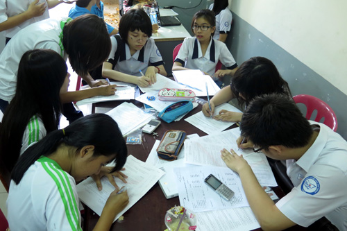 Học sinh lớp 12 làm hồ sơ đăng ký dự thi ĐH, CĐ 
