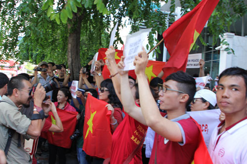 Xuống đường tại TP.HCM phản đối Trung Quốc kéo giàn khoan vào vùng biển Việt Nam 2