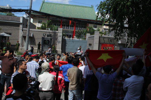 Xuống đường tại TP.HCM phản đối Trung Quốc kéo giàn khoan vào vùng biển Việt Nam 4
