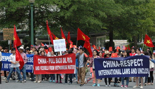  Sinh viên Việt xuống đường biểu tình tại Washington DC 