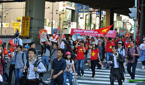 Người Việt tại Tokyo xuống đường phản đối Trung Quốc xâm phạm vùng biển Việt Nam