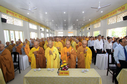 Giáo hội Phật giáo Đà Nẵng cầu nguyện hòa bình cho biển Đông - Ảnh: Nguyễn Tú